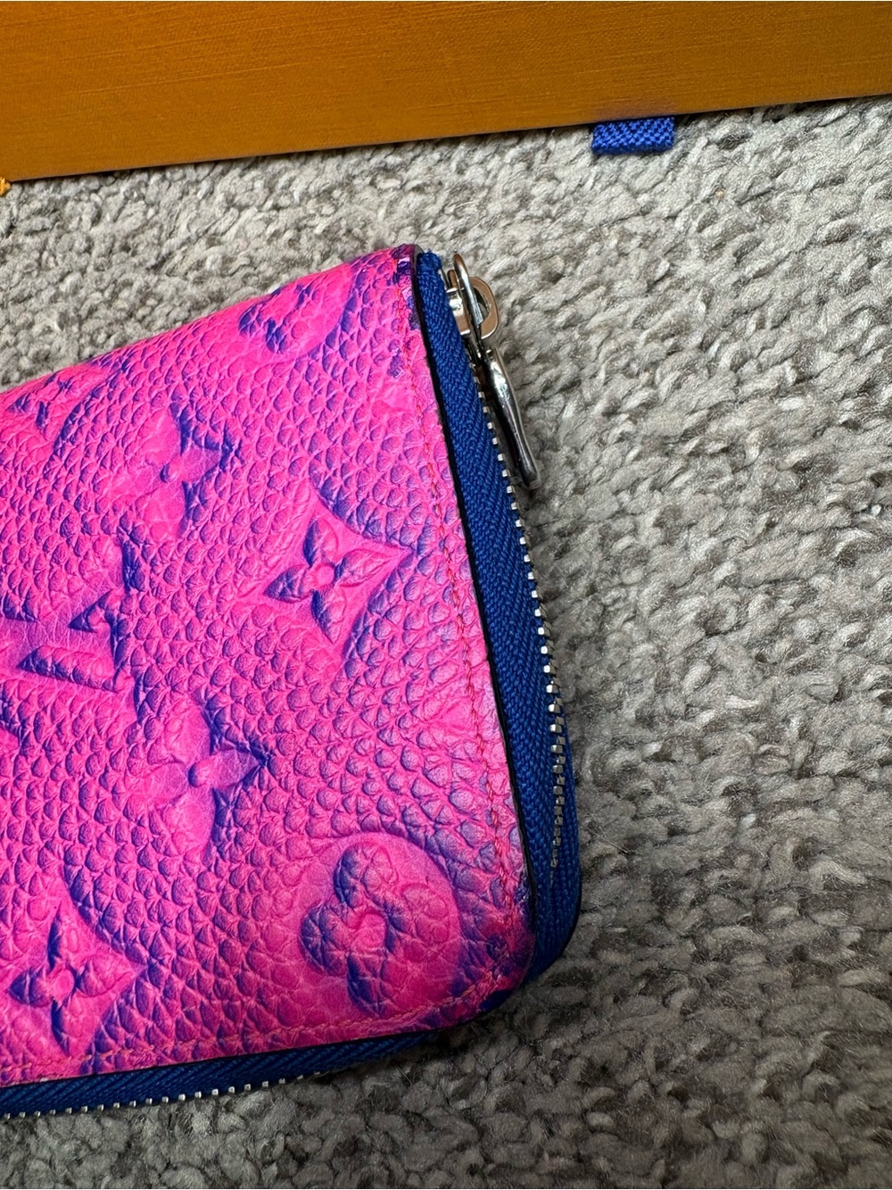 Louis Vuitton Taurillon Illusion Zippy Vertical
Wallet Bleu Rose - Picture 2 of 10
